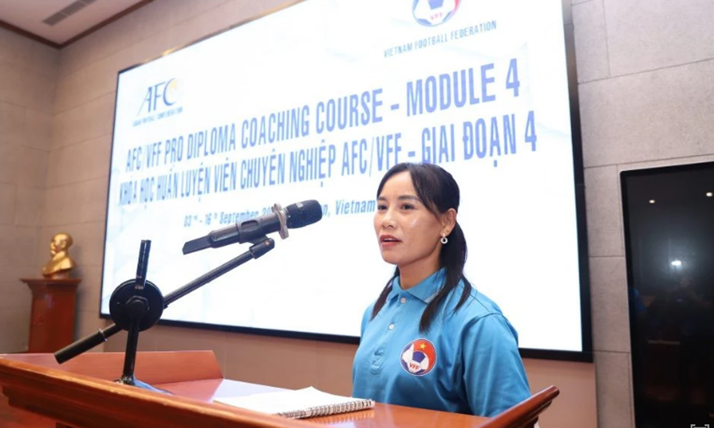 Văn Thị Thanh là HLV nữ đầu tiên của Việt Nam nhận bằng Pro của AFC (Ảnh: VFF)