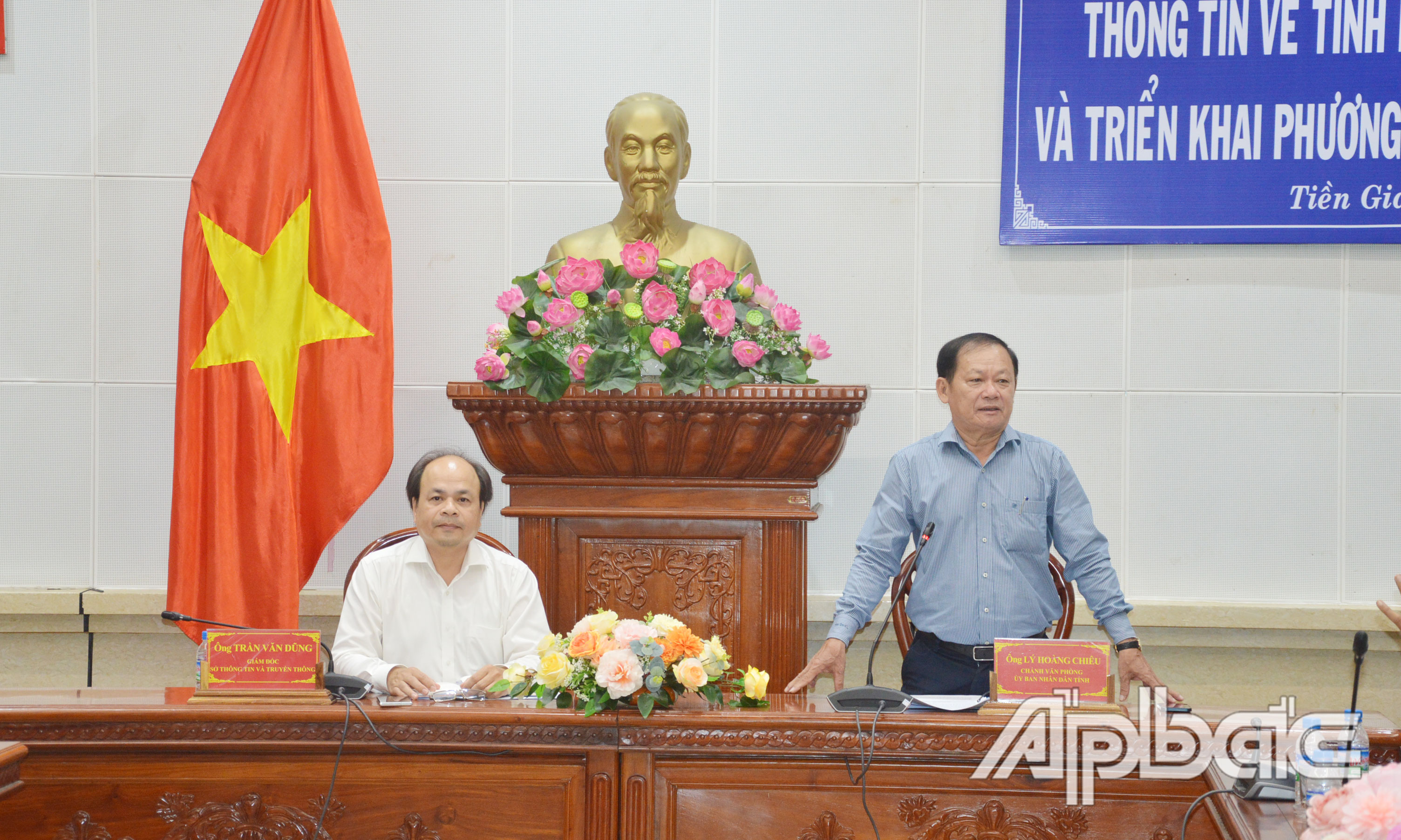 Chánh Văn phòng UBND tỉnh Tiền Giang Lý Hoàng Chiêu phát biểu tại buổi họp báo.