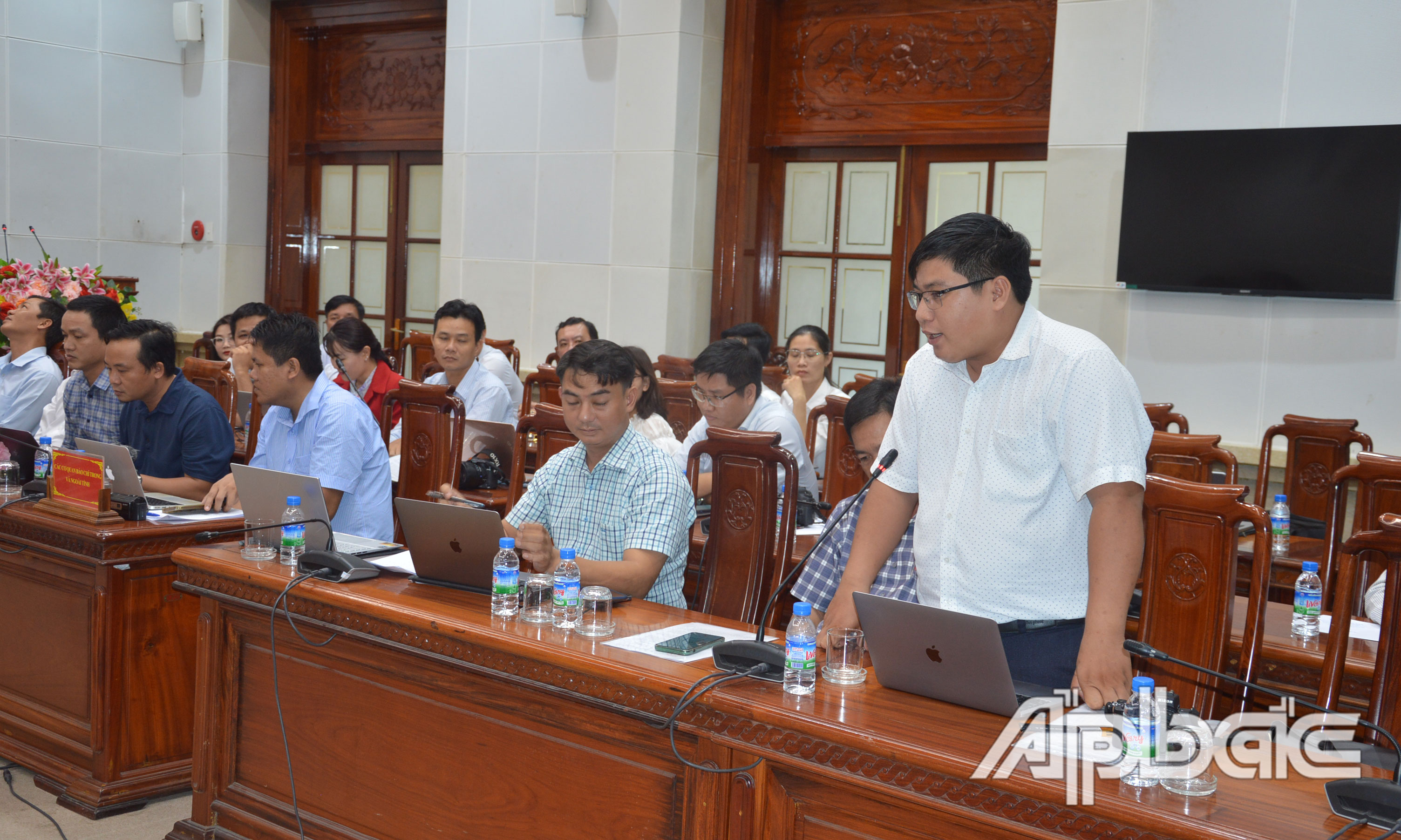 Các phóng viên đặt câu hỏi tại buổi họp báo.