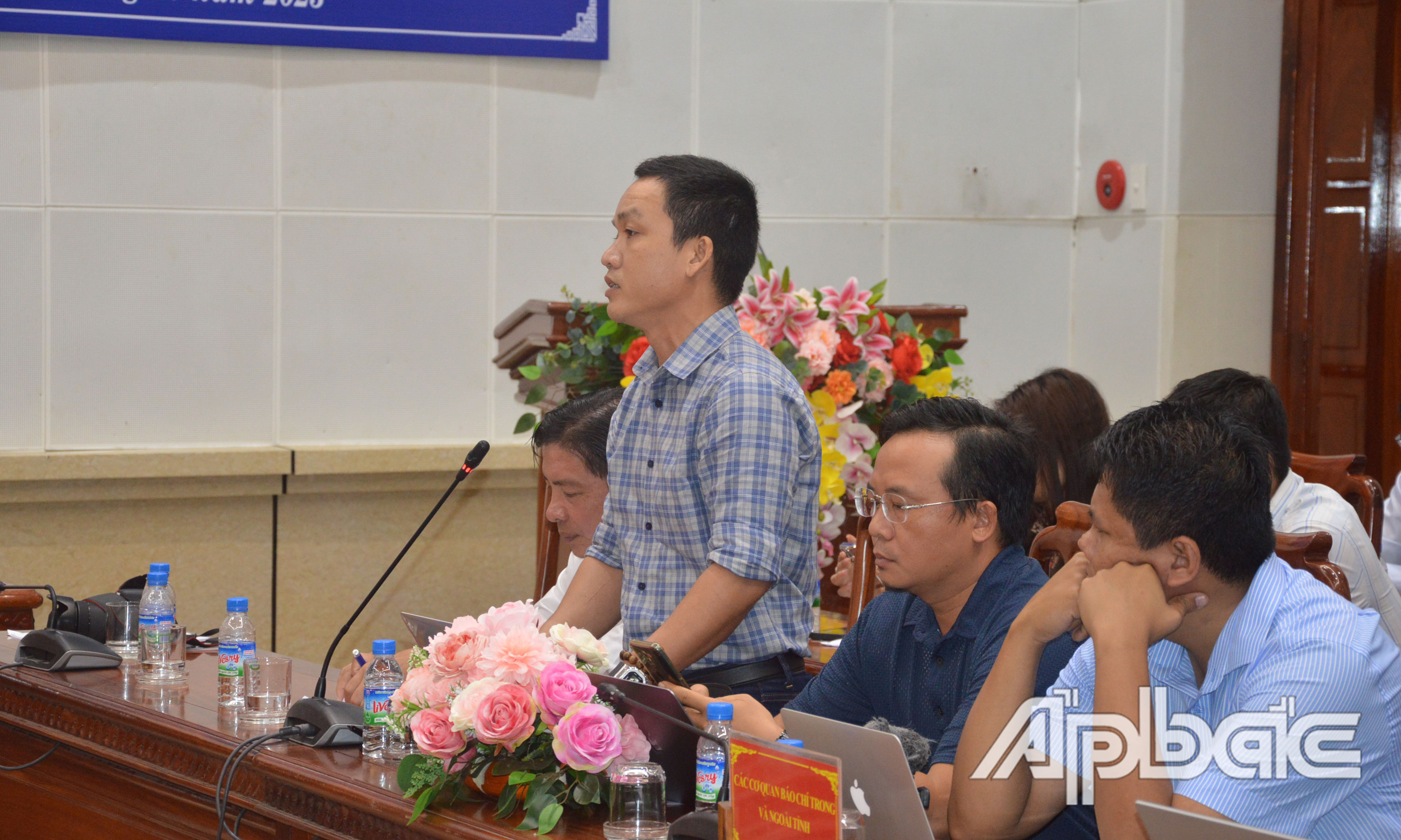 Các phóng viên đặt câu hỏi tại buổi họp báo.