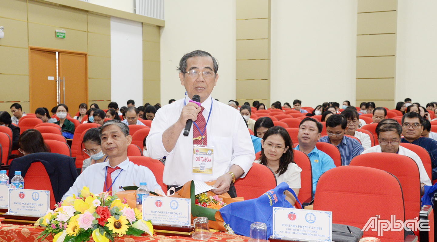 TS.BS. Nguyễn Hùng Vĩ, Trưởng khoa Y Trường Đại học Văn Lang phát biểu tại hội nghị