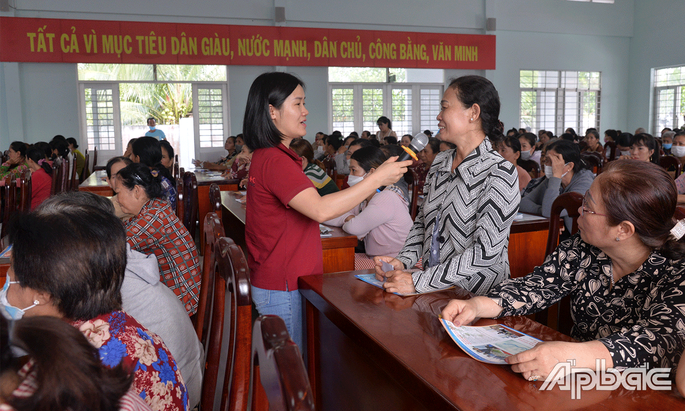 Hội Chữ thập đỏ Việt Nam tư vấn, giới thiệu các mô hình sinh kế phù hợp tại địa phương.