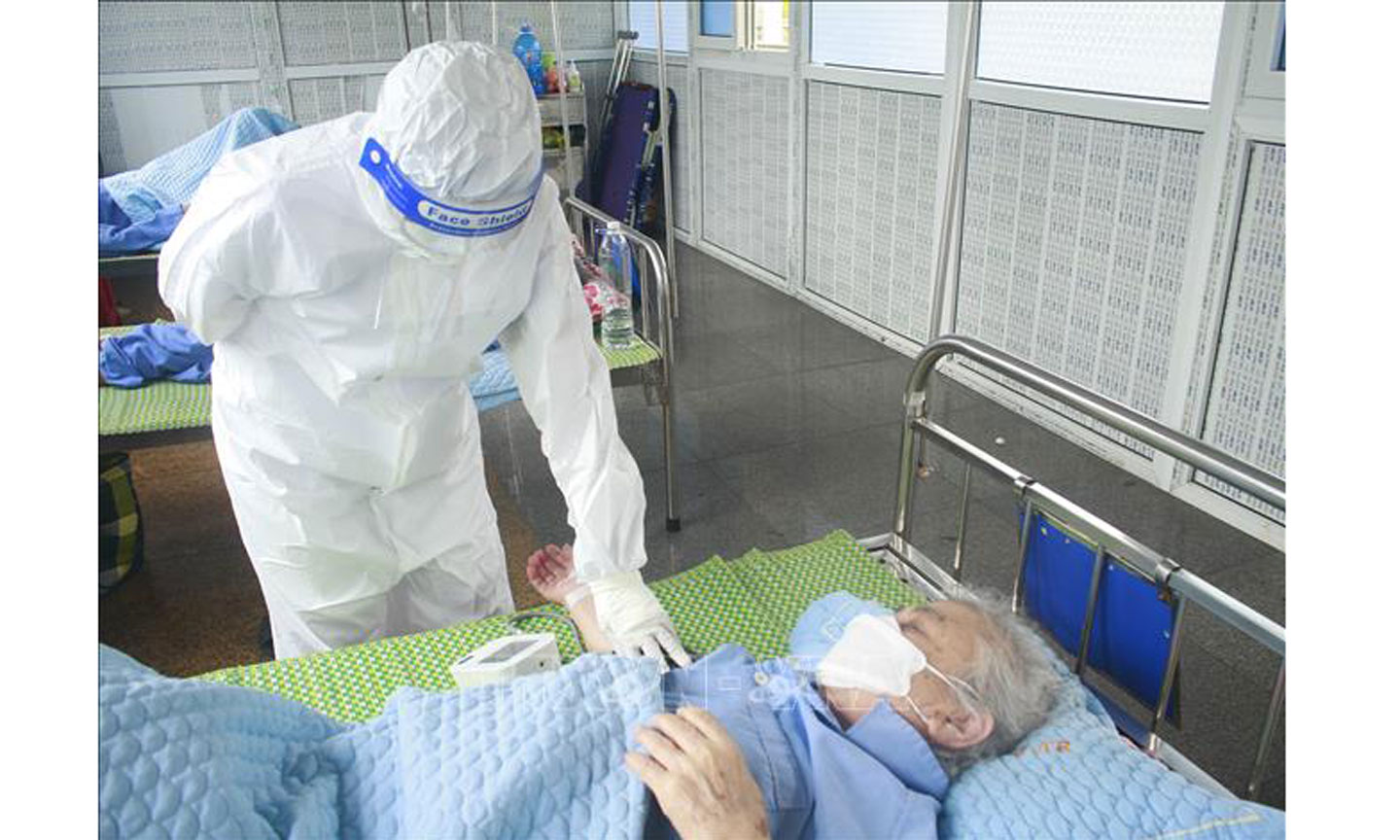 Thăm khám cho bệnh nhân mắc Covid-19 đang điều trị tại Bệnh viện Đa khoa tỉnh Ninh Bình. (Ảnh tư liệu: Hải Yến/TTXVN)