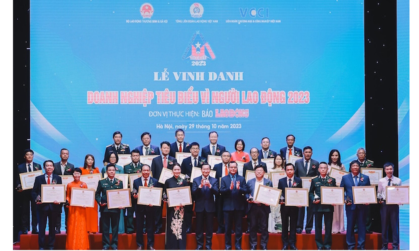 Phó Thủ tướng Chính phủ Lê Minh Khái và Chủ tịch Tổng Liên đoàn Lao động Việt Nam Nguyễn Đình Khang trao Bằng khen của Tổng Liên đoàn Lao động Việt Nam cho các doanh nghiệp.