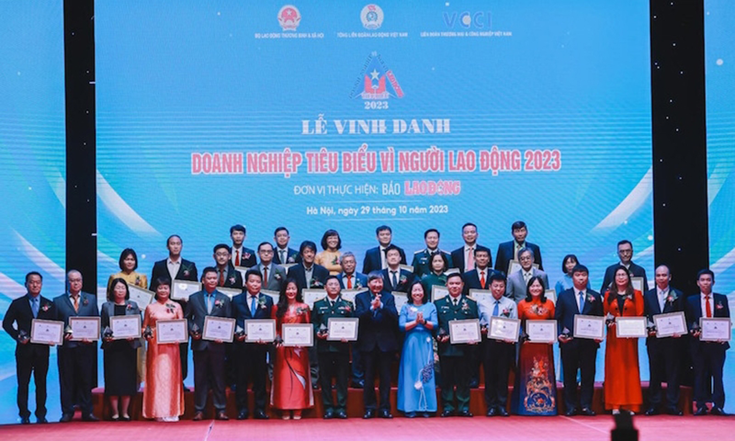 Phó Chủ tịch thường trực Tổng Liên đoàn Lao động Việt Nam Trần Thanh Hải và Phó Chủ tịch Tổng Liên đoàn Lao động Việt Nam Thái Thu Xương trao Kỷ niệm chương và chứng nhận