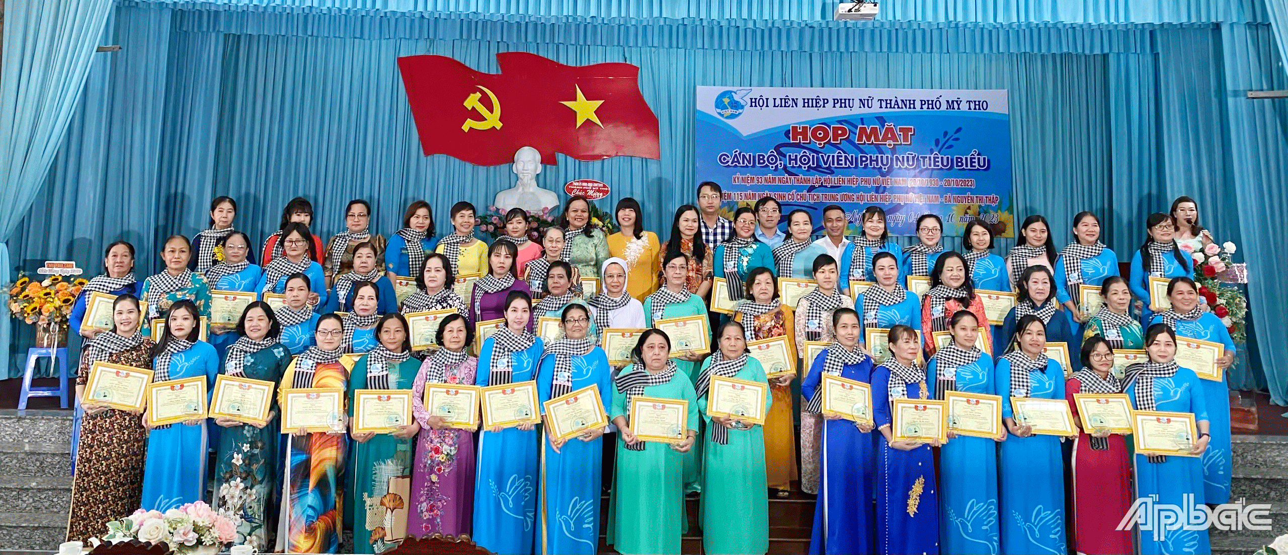 Lãnh đạo UBND TP. Mỹ Tho và Hội Liên hiệp Phụ nữ thành phố biểu dương cán bộ, hội viên, phụ nữ có thành tích tiêu biểu. Ảnh: Cẩm Linh