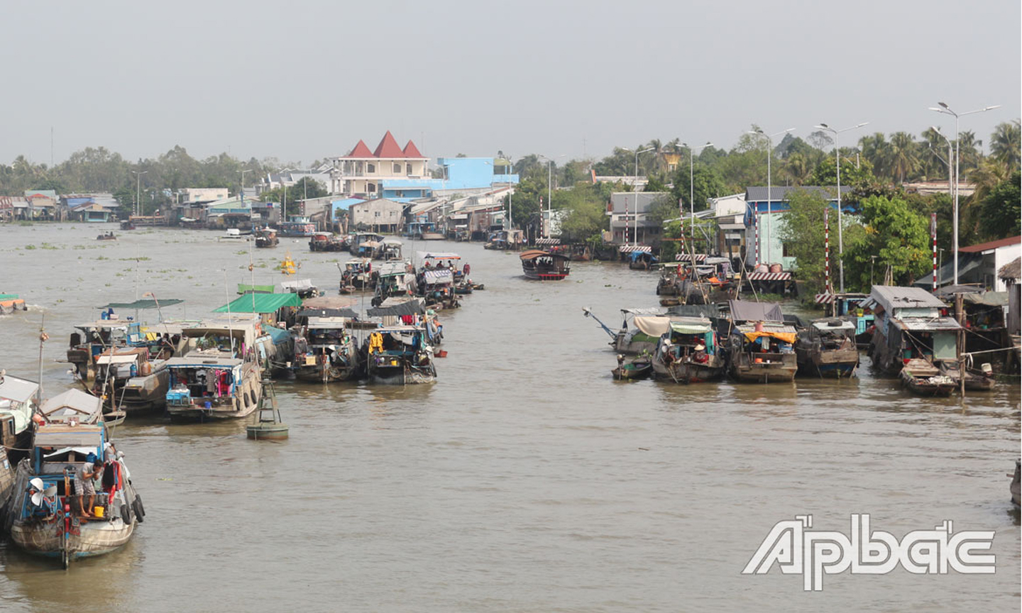 Chợ nổi Cái Bè. Ảnh: H.LÊ