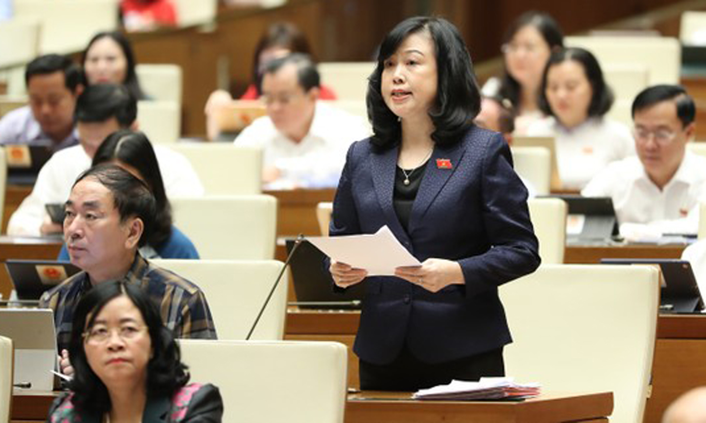 Bộ trưởng Bộ Y tế Đào Hồng Lan giải trình trước Quốc hội. Ảnh: QUANG PHÚC