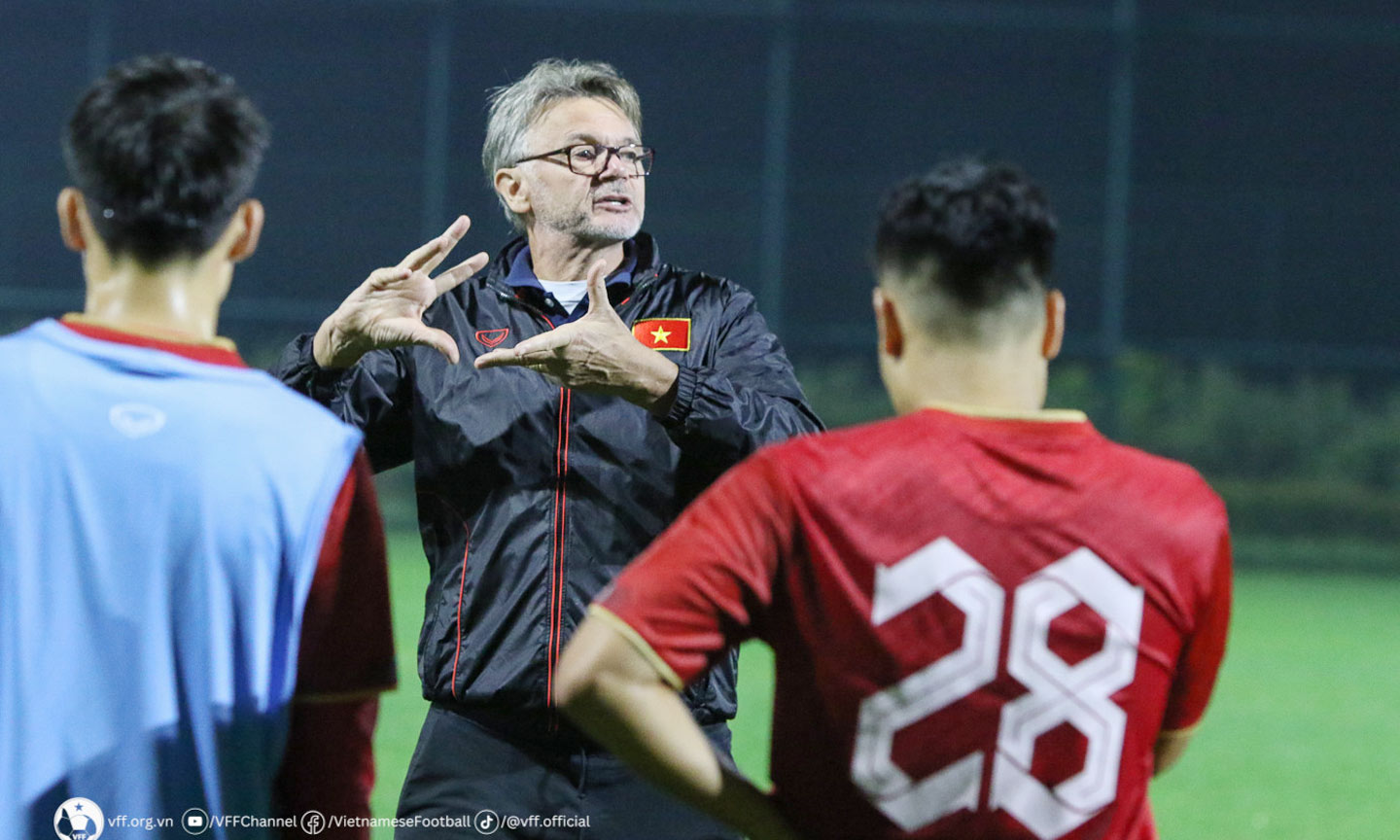 HLV Troussier và các học trò đang không có sự chắc chắn trước hành trình vòng loại World Cup 2026. Ảnh: Vietnamnet.vn