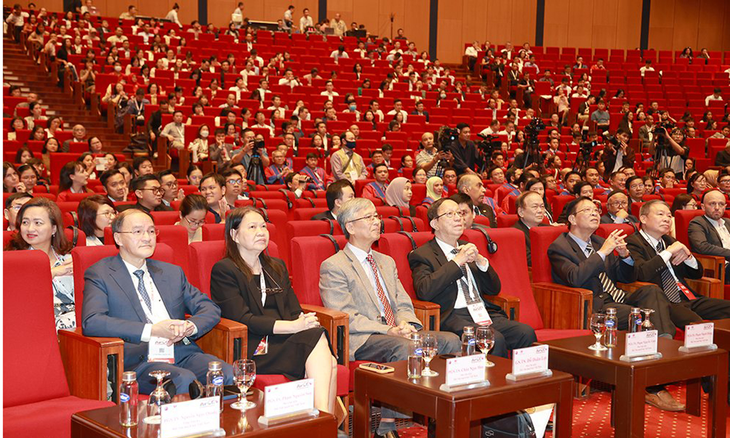 Các chuyên gia đầu ngành tim mạch Việt Nam cùng các đại biểu tại Đại hội Tim mạch Đông Nam Á lần thứ 27.