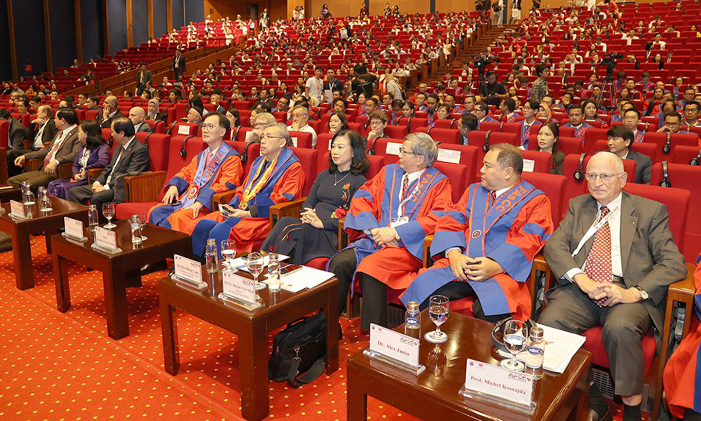 Bộ trưởng Bộ Y tế Đào Hồng Lan cùng các đại biểu trong nước và quốc tế tại Đại hội Tim mạch Đông Nam Á lần thứ 27.