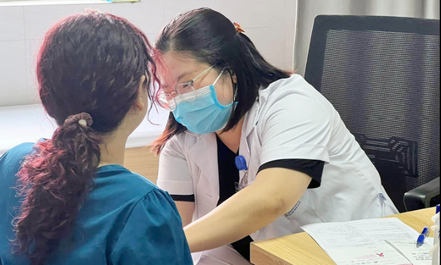 Khám sàng lọc ung thư vú cho người dân tại Bệnh viện Ung bướu Hà Nội. (Ảnh VŨ HƯƠNG)