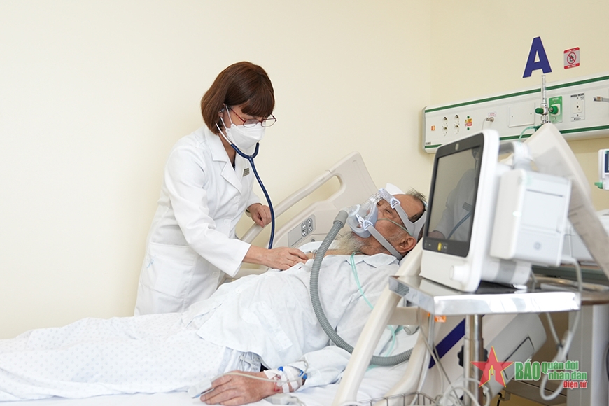 Bác sĩ hô hấp Bệnh viện đa khoa Tâm Anh Hà Nội thăm khám cho bệnh nhân. (ẢNH: PHONG LAN)