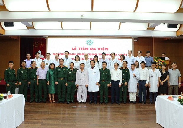 Bệnh nhân bình phục và ra viện trong niềm vui của y bác sỹ, bệnh nhân. (Ảnh: PV/Vietnam+)