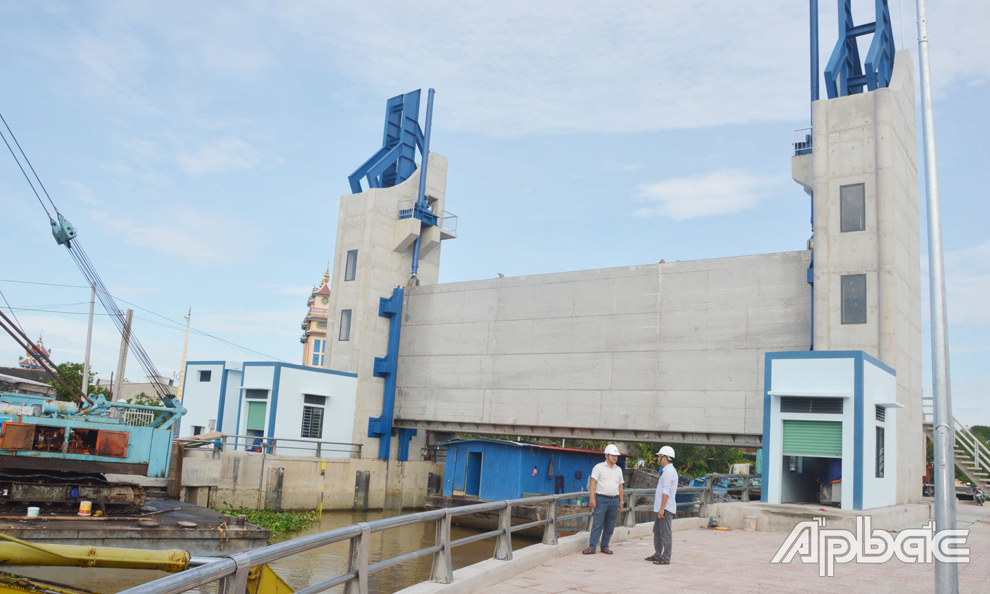 6 cống ngăn mặn tại đầu các kinh rạch ra sông Tiền trên đường tỉnh 864 giai đoạn 1 đã hoàn thành.