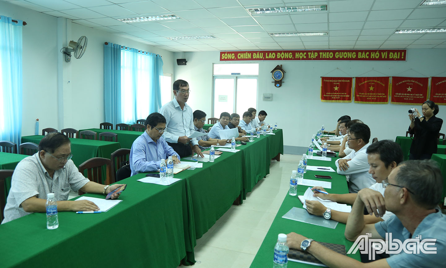 Thành viên Hội đồng giám khảo đánh gía các sản phẩm Hội thi.