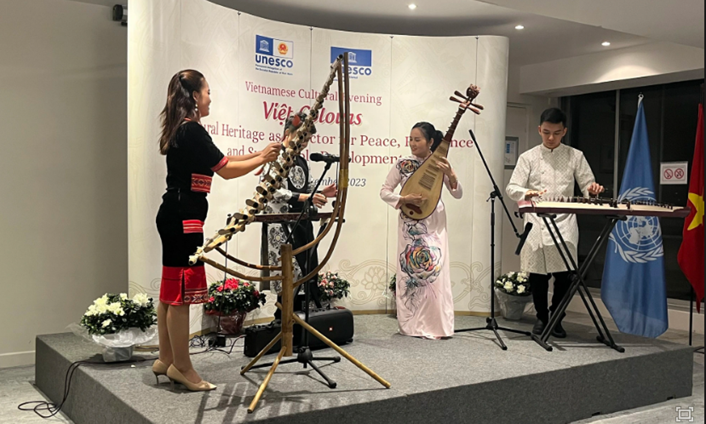 Biểu diễn các tiết mục văn hóa tại sự kiện.