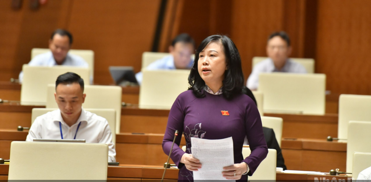 Bộ trưởng Y tế Đào Hồng Lan trả lời chất vấn của đại biểu Quốc hội. (Ảnh: ĐĂNG KHOA)