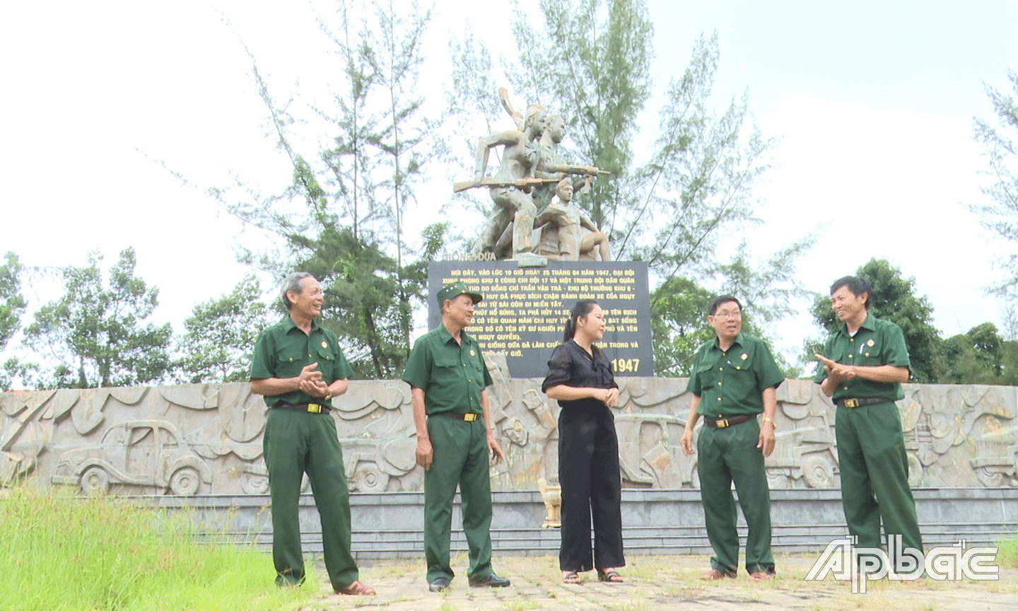 Các cựu chiến binh về thăm Di tích lịch sử chiến thắng Giồng Dứa.