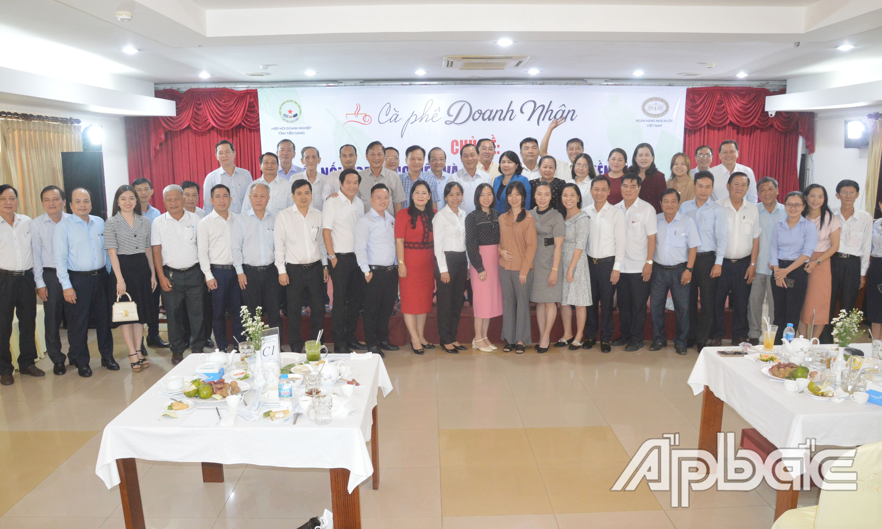 Lãnh đạo tỉnh cùng các DN chụp hình lưu niệm.