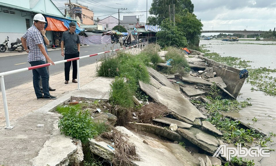 Hiện trạng sạt lở tại đoạn kè vừa được bổ sung trước khi đầu tư.