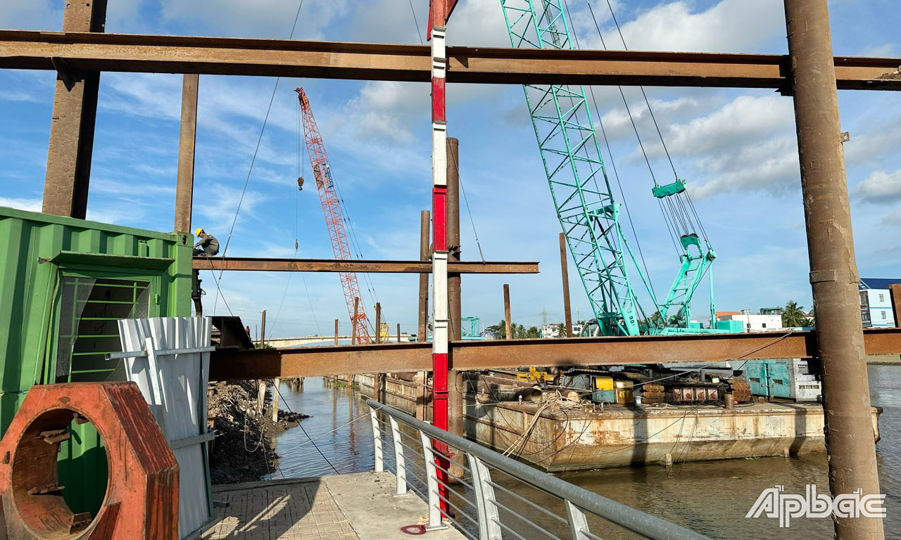 Triển khai thi công hạng mục kè bổ sung.