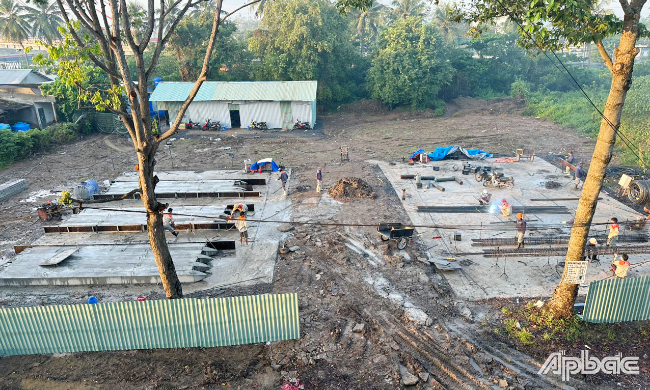 Đúc cọc để thi công hạng mục kè bổ sung.