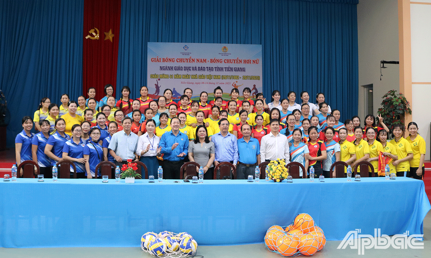 Ban tổ chức cùng các đội thi cùng chụp ảnh lưu niệm