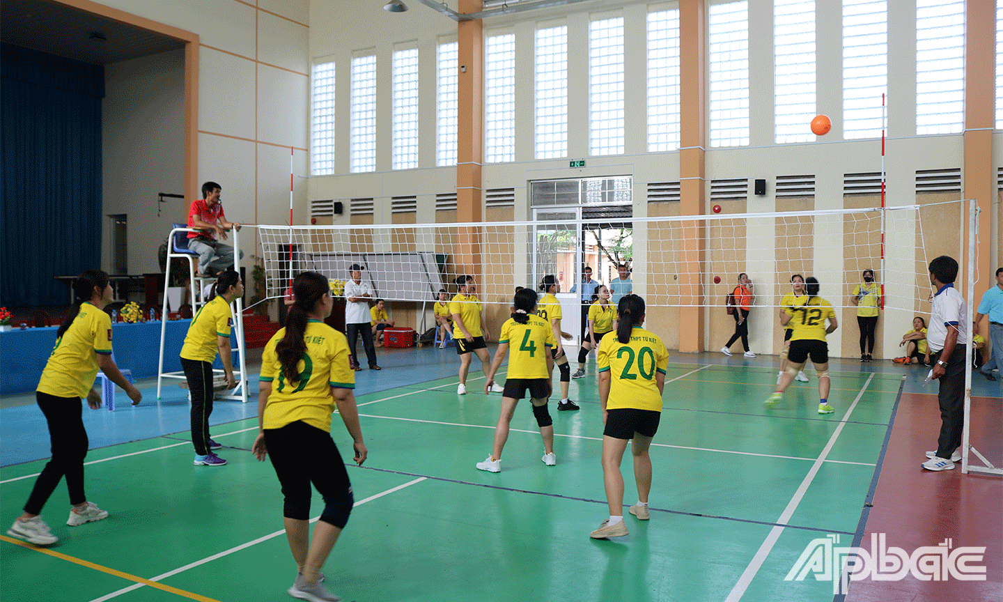 Đội bóng nữ đang tham gia thi đấu