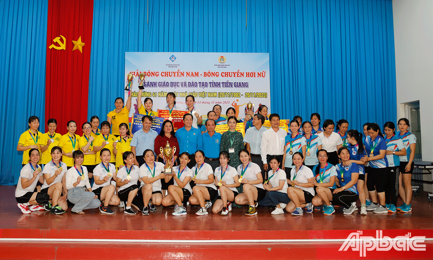 Ban tổ chức và các đội bóng nữ cùng chụp ảnh lưu niệm