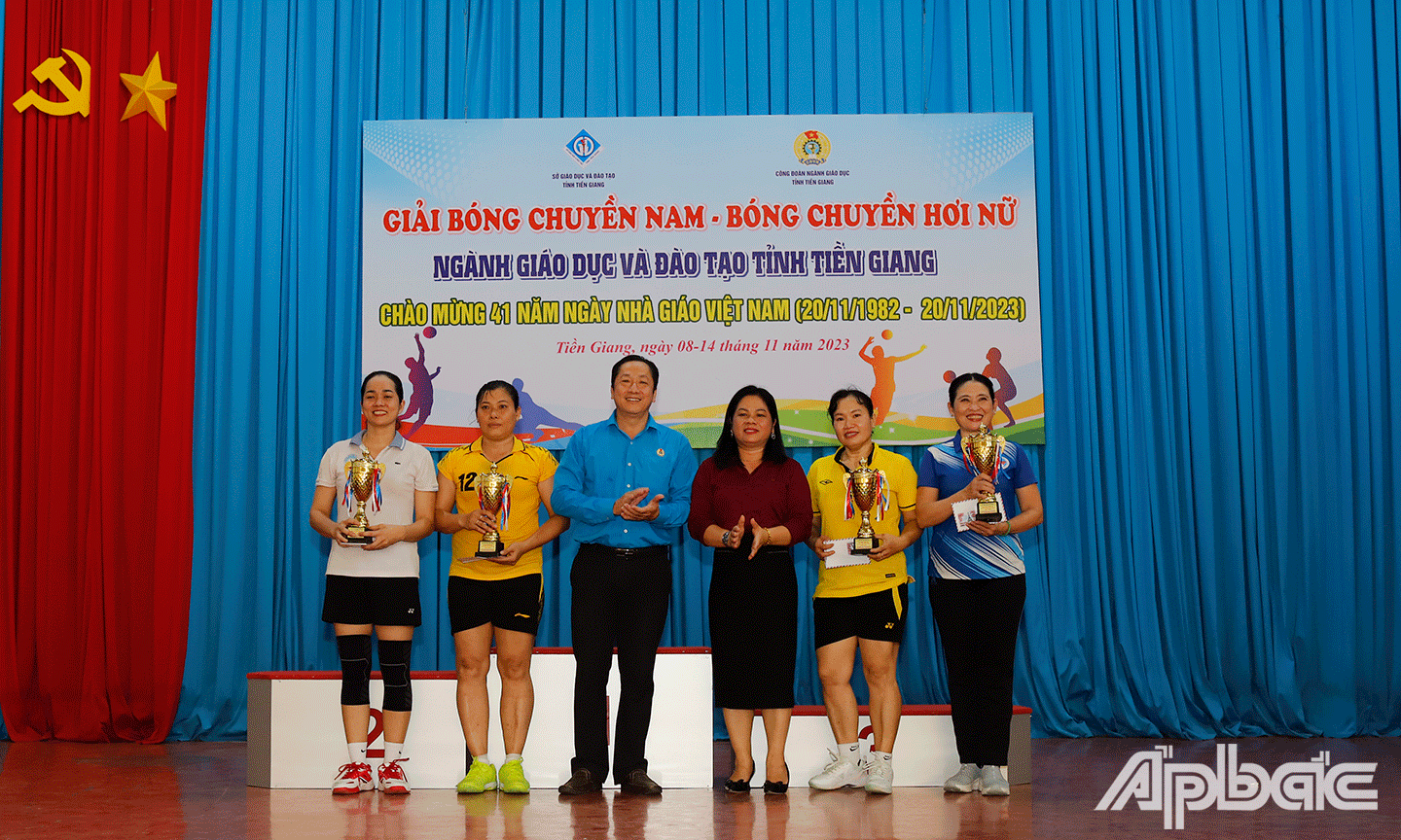 Ban tổ chức khen thưởng cho các vận động xuất sắc