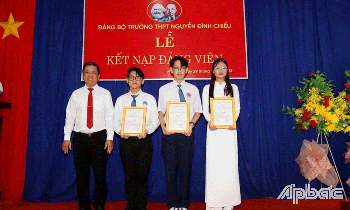 3 học sinh Trường THPT Nguyễn Đình Chiểu vinh dự được kết nạp vào Đảng Cộng sản Việt Nam.