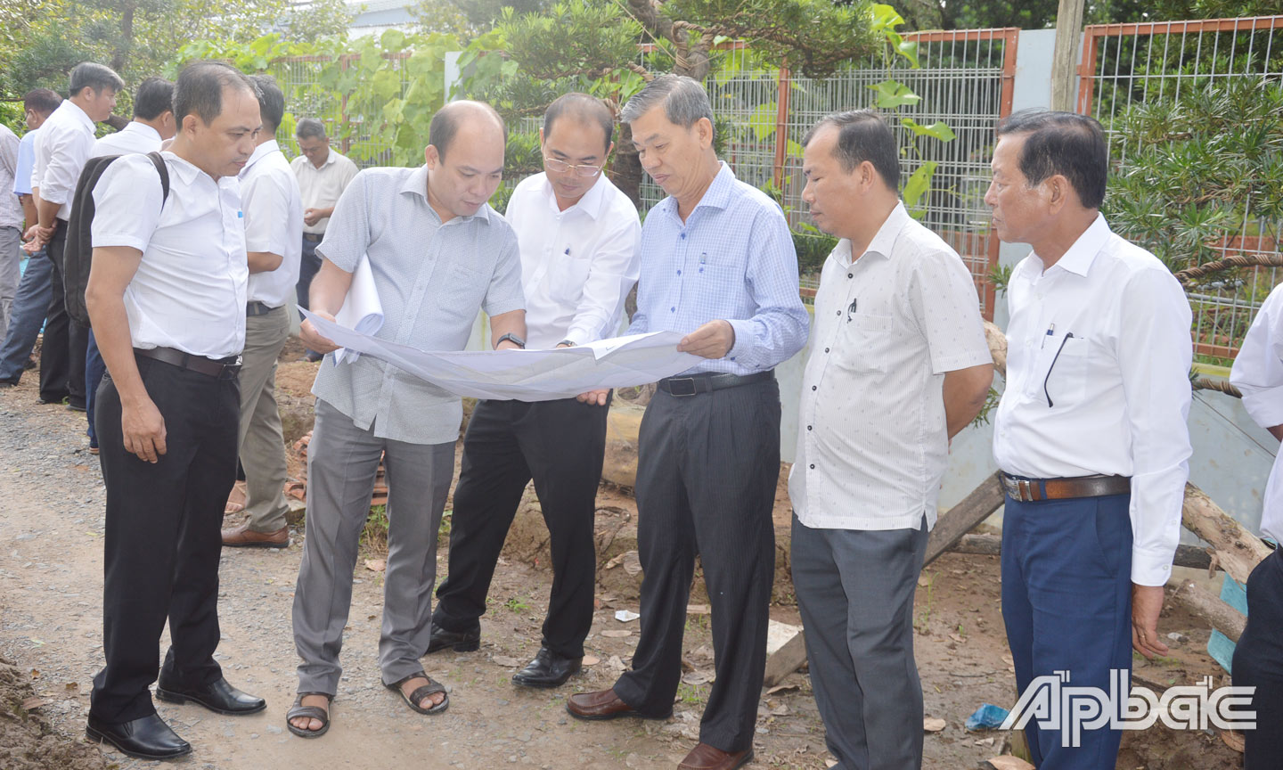 Lãnh đạo Sở Nông nghiệp và Phát triển nông thôn và các đơn vị liên quan khảo sát vị trí đắp đập ngăn mặn trên kinh Trà Tân.