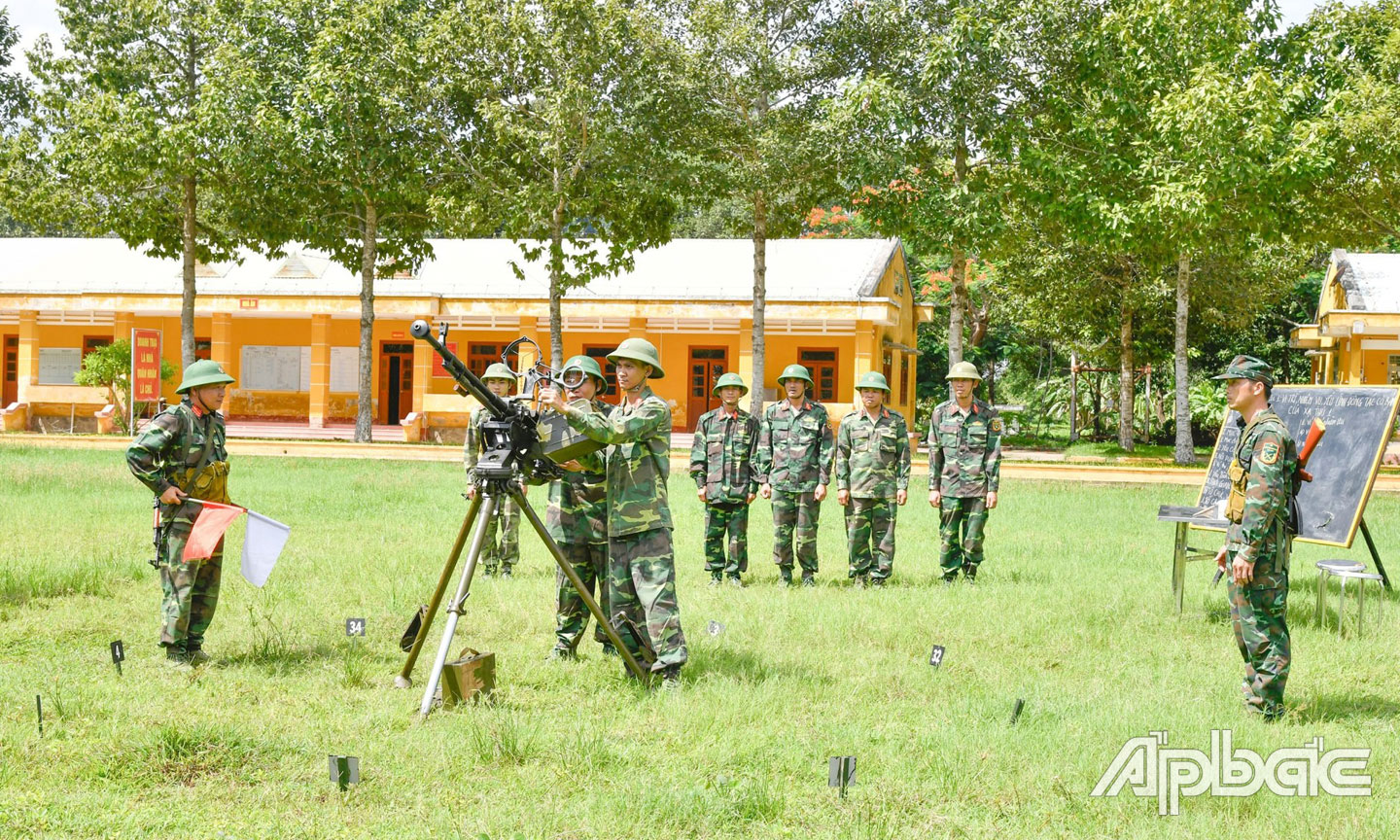 Quân nhân dự bị Tiểu đoàn 16, Phòng Tham mưu, Sư đoàn 8 (Quân khu 9) huấn luyện chuyên ngành súng máy phòng không 12,7 mm.