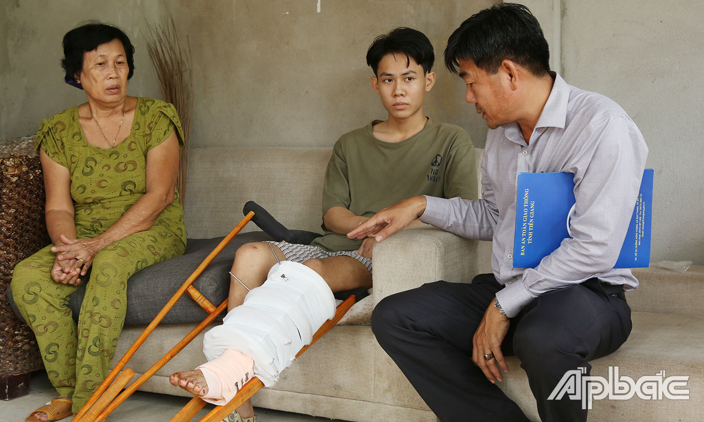 Chánh văn phòng Ban ATGT tỉnh Tiền Giang Nguyễn Văn Vũ thăm hỏi động viên thanh niên vừa bị tai nạn giao thông tại xã