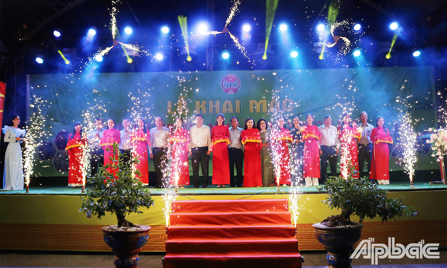 Đại biểu cắt băng khai mạc hội chợ 