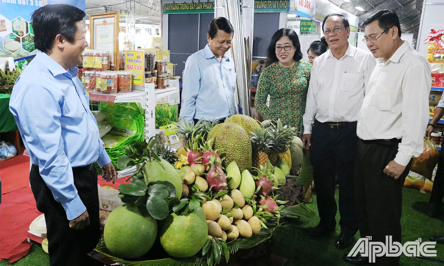 Đại biểu tham quan các gian hàng tại hội chợ