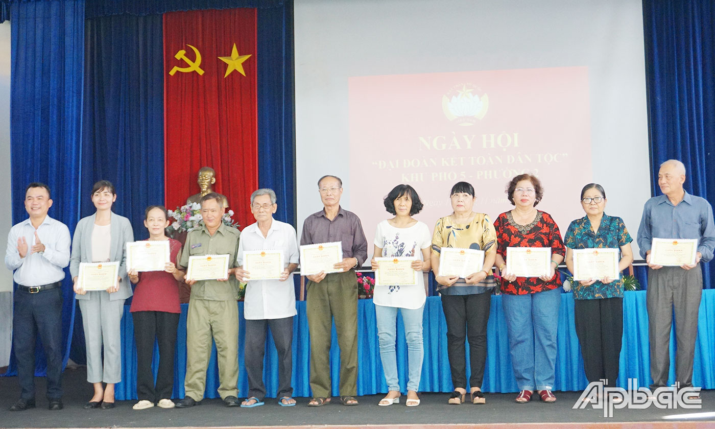 Lãnh đạo TP. Mỹ Tho và Phường 2 trao Giấy khen cho các tập thể và cá nhân đã hoàn thành tốt trong ngày Hội “Đại đoàn kết toàn dân tộc” của Ban Công tác Mặt trận Khu phố 5, phường 2. 