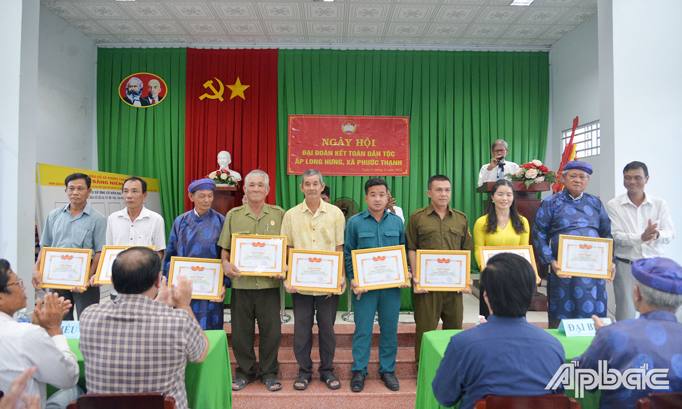 xã Phước Thạnh biểu dương, khen thưởng các tập thể, cá nhân tiêu biểu trong các phong trào thi đua yêu nước trên địa bàn ấp Long Hưng trong năm 2023.