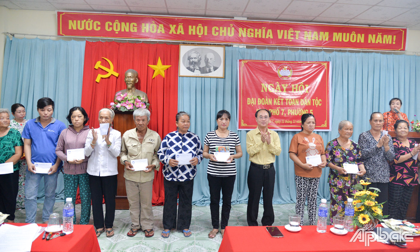 Đồng chí Trần Kim Trát trao quà của Ban Vận động Quỹ vì người nghèo tỉnh Tiền Giang cho các hộ nghèo, hộ cận nghèo trên địa bàn khu phố 7.