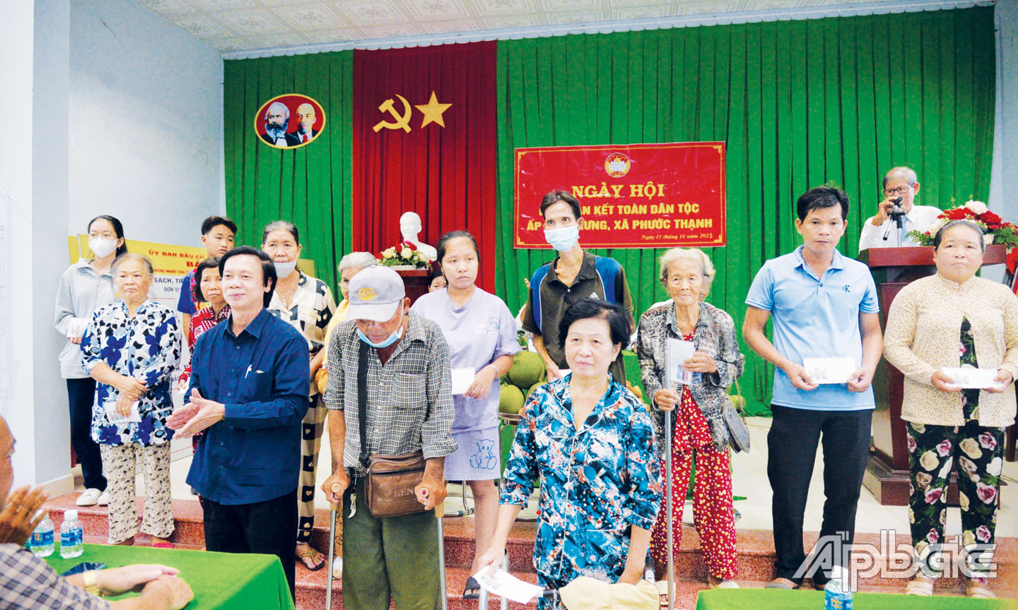 Đồng chí Nguyễn Văn Danh, Ủy viên Ban Chấp hành Trung ương Đảng, Bí thư Tỉnh ủy, Trưởng đoàn Đại biểu Quốc hội đơn vị tỉnh Tiền Giang tham dự và trao quà của Ban Vận động Quỹ “Vì người nghèo” tỉnh Tiền Giang tại ấp Long Hưng, xã Phước Thạnh, TP. Mỹ Tho.