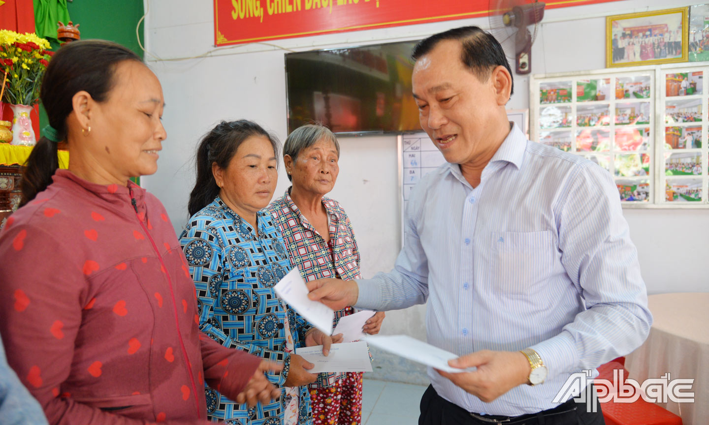 Đồng chí Nguyễn Văn Vĩnh tham dự Ngày hội tại khu 2, thị trấn Chợ Gạo, huyện Chợ Gạo. Ảnh: P. MAI