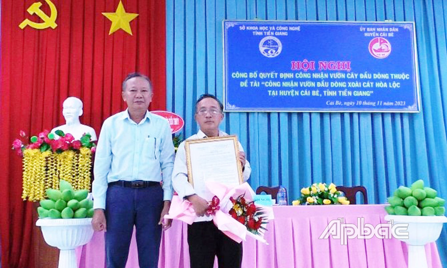 Lãnh đạo Sở Khoa học và Công nghệ tỉnh trao trao Quyết định công nhận vườn cây đầu dòng xoài cát Hòa Lộc ở huyện Cái Bè