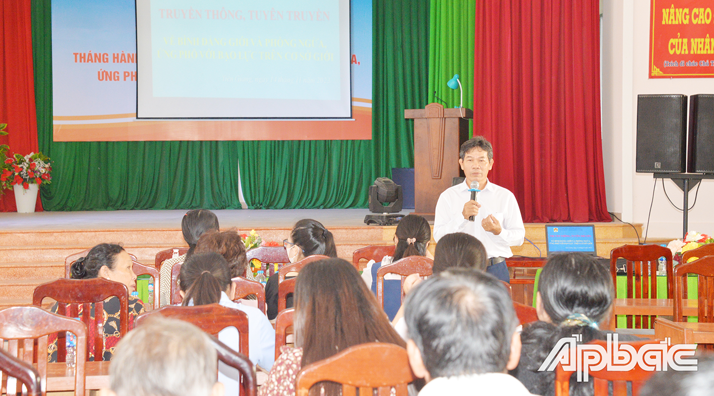 Cán bộ Sở LĐ-TB$XH truyền thông về bình đẳng giới và phòng ngừa, ứng phó với bạo lực trên cơ sở giới cho cộng đồng