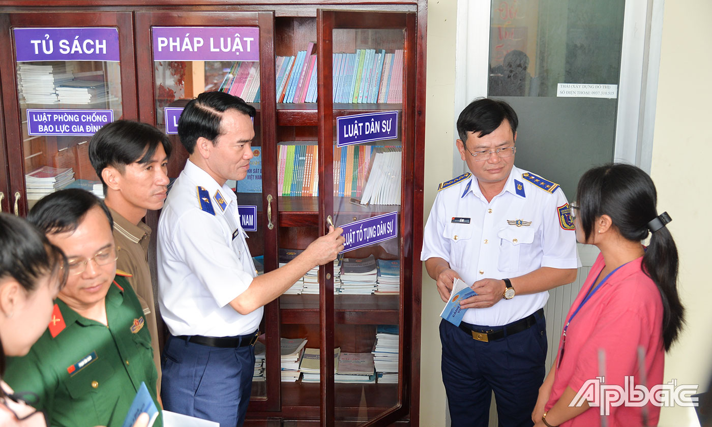 Đoàn Công tác Bộ Quốc phòng kiểm tra Tủ sách pháp luật thị trấn Vàm Láng (huyện Gò Công Đông).