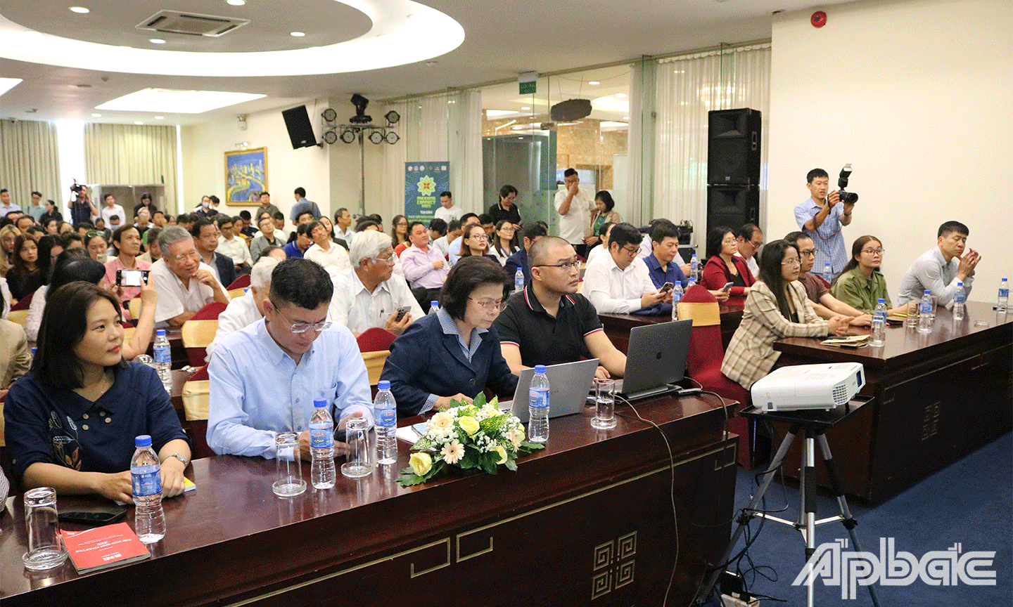 tọa đàm thúc đẩy bán hàng online qua các nền tảng trực tuyến cho cộng đồng doanh nông trẻ và các chủ thể OCOP. 