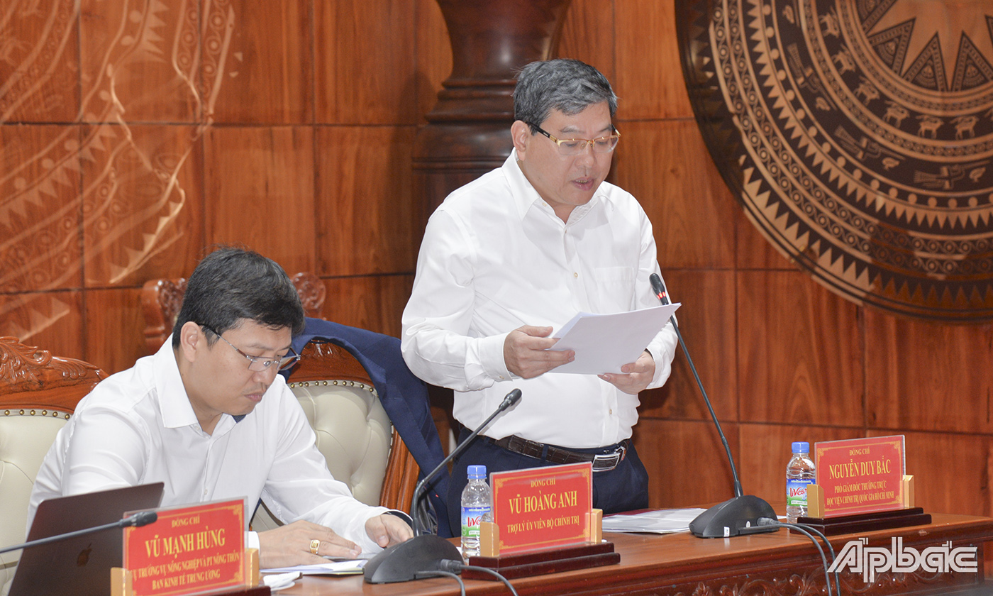 Đồng chí Nguyễn Duy Bắc, Phó Giám đốc Thường trực Học viện Chính trị quôc Gia Hồ Chí Minh, Phó Trưởng đoàn thông qua dự thảo báo cáo kết quả kiểm tra.