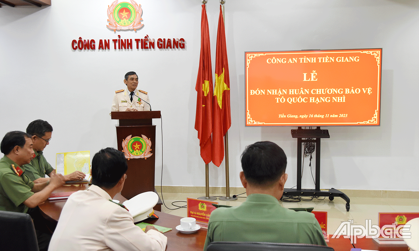 Đại tá Nguyễn Hữu Trí bày tỏ niềm vinh dự, tự hào và thể hiện sự tin tưởng vào thế hệ hôm nay sẽ tiếp tục phát huy truyền thống. Đồng chí sẽ tiếp tục dìu dắt, trao đổi kinh nghiệm trong thực hiện nhiệm vụ bảo vệ an ninh, trật tự ở địa phương. Ảnh Lê Hoài.