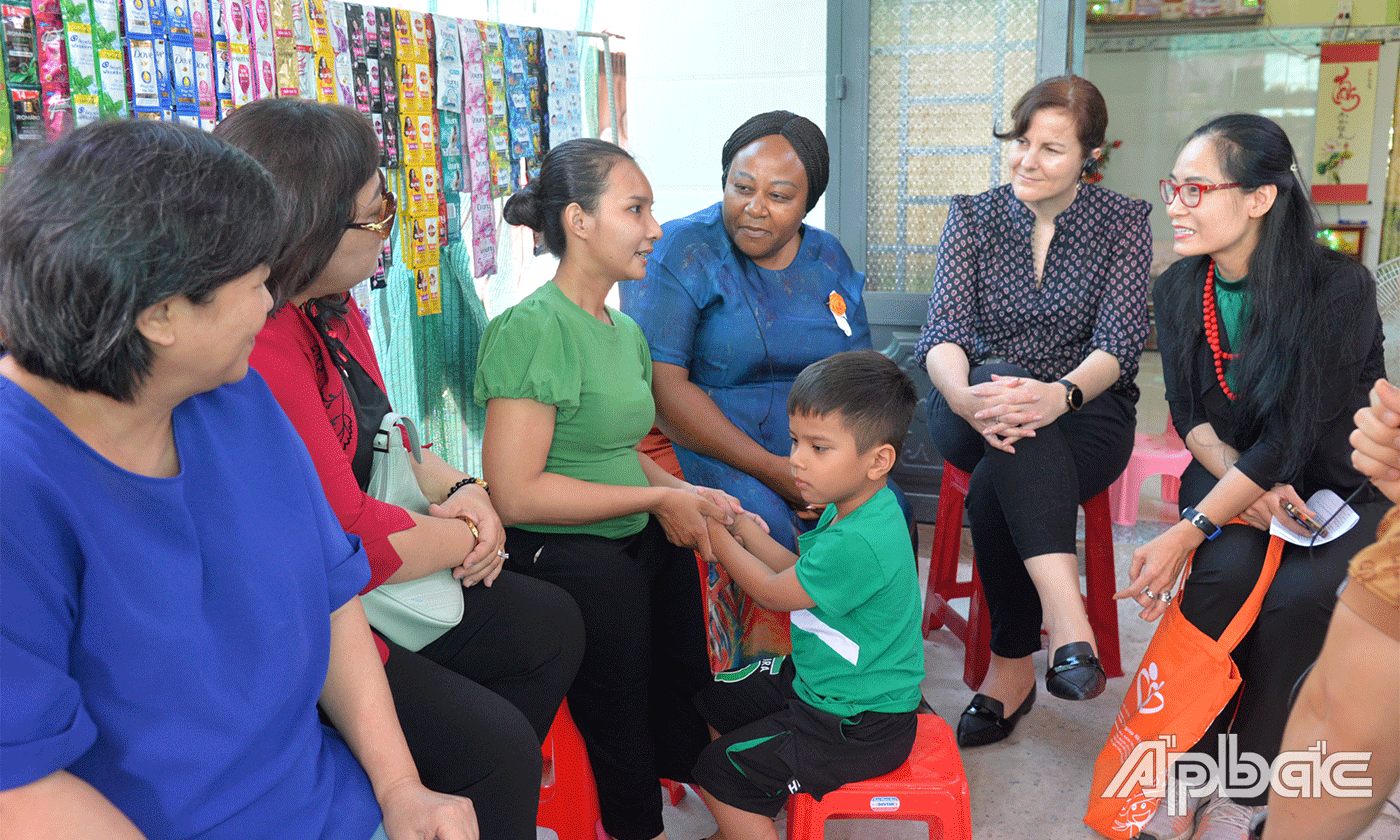 Đoàn đã đến thăm hộ chị Lê Kim Tiền, ấp Lộ Ngang, xã Bình Đức.