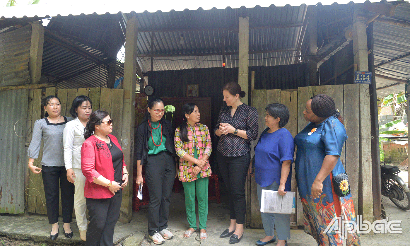 Đoàn đến thăm hộ chị Nguyễn Thị Kim Phượng, ấp Mỹ Phú, xã Song Thuận, huyện Châu Thành